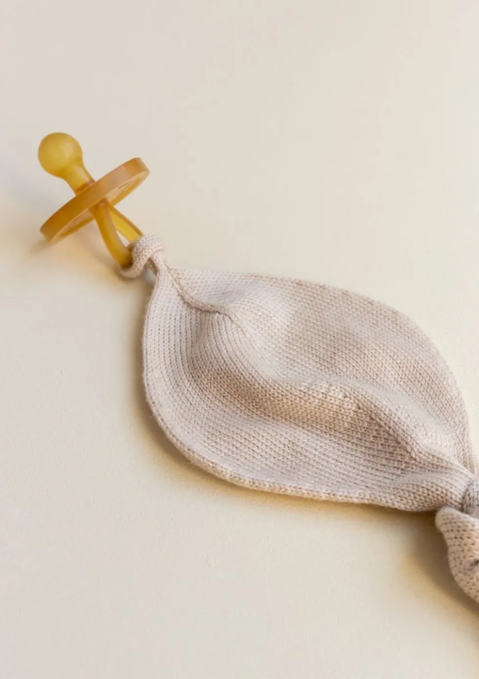 Merino Strick-Schnullertuch 'Titi Comforter' oat
