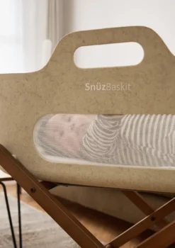 Moseskorb inkl. Ständer 'SnüzBaskit' Barley / Walnuss
